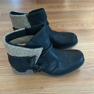 Black Rieker anti-stress tie accent boots